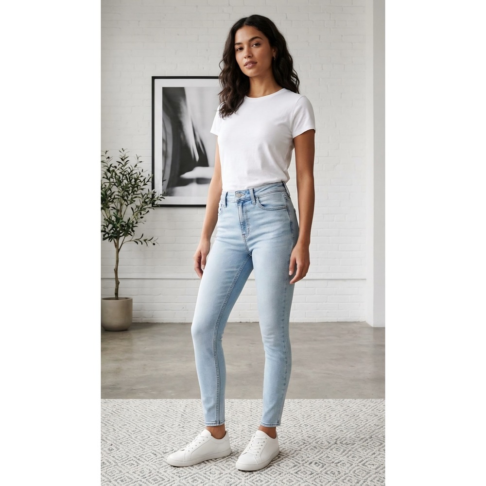 Abercrombie & Fitch The Skinny High Rise Jeans Light Wash Size 25 0R
*READ